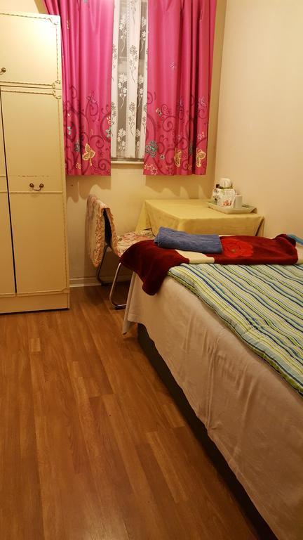 Отель Cherry House & Self Catering Лидс Экстерьер фото